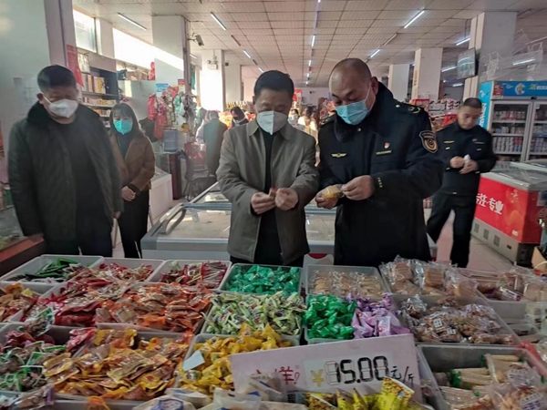 大通區四大班子領導帶隊開展節日慰問暨“三品一特”及散裝、預包裝食品安全檢查